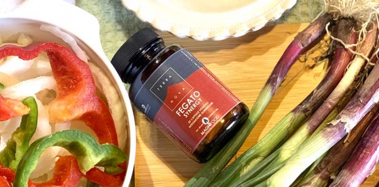 Zuppa Detox con peperoni e cipolle