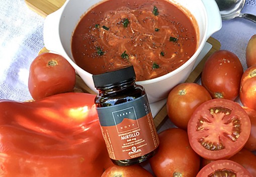 Zuppa di Pomodori Peperoni rossi e Mirtillo